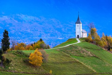 Slovenya kırsalındaki tepenin üstündeki kilise