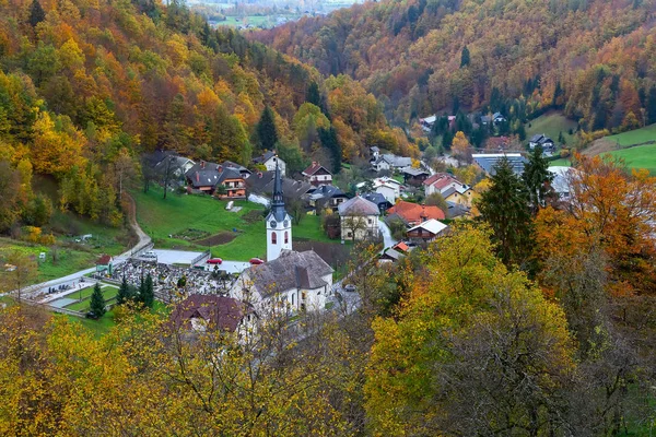 Горная деревня, осенние леса, Словения — стоковое фото