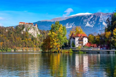 Slovenya 'da Sonbaharda Kan Gölü ve Kale