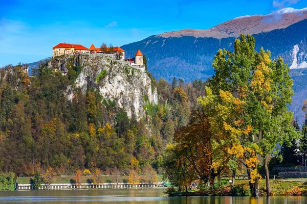 Lake Bled and castle in autumn, Slovenia — Stock Photo, Image