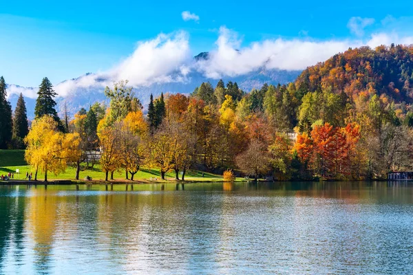 Lac de Bled, arbres d'automne et montagnes, Slovénie — Photo