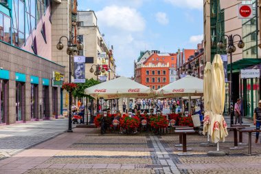 Wroclaw, kafe ve çiçeklerle Polonya sokak manzarası