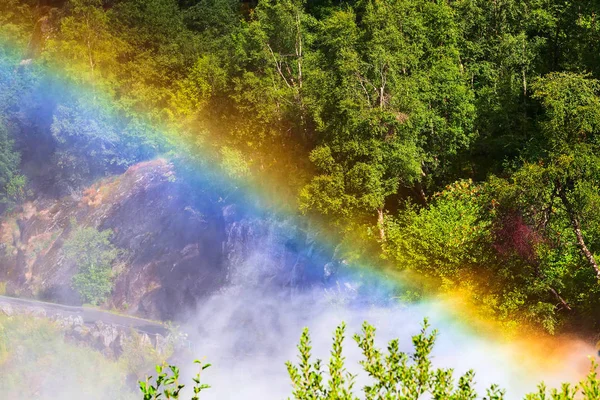 Regenboog en Briksdal waterval in Noorwegen — Stockfoto