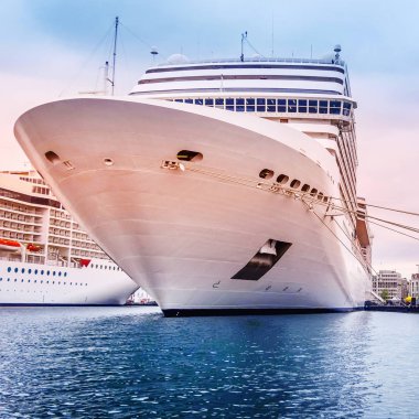 Yolcu gemisinin yakın çekim ön görünümü