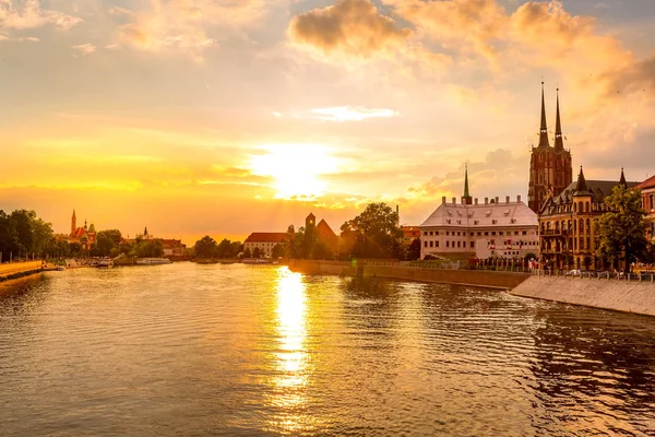 Wrocław, Polska panorama zachodu słońca Odra — Zdjęcie stockowe