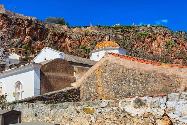 Monemvasia casas e iglesia en Peloponeso, Grecia — Foto de Stock