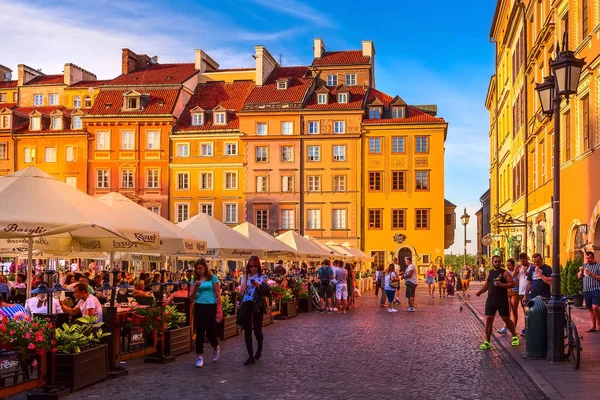 Varsovia, capital de Polonia plaza del mercado, puesta del sol —  Fotos de Stock