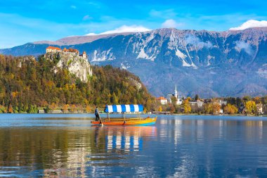 Bled, Slovenya manzaralı kale ve tekne
