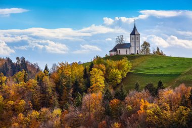 Slovenya kırsalındaki tepenin üstündeki kilise