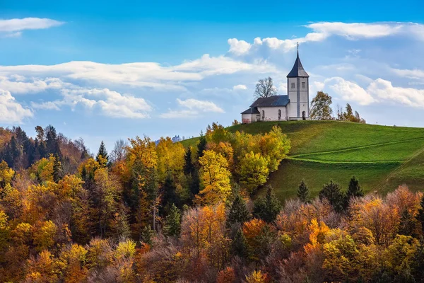 Slovenya kırsalındaki tepenin üstündeki kilise