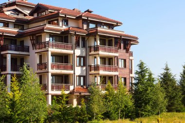 Ahşap chalet hotel evleri ve yaz dağlar panorama Bansko, Bulgaristan, Bulgaristan Kayak merkezinde