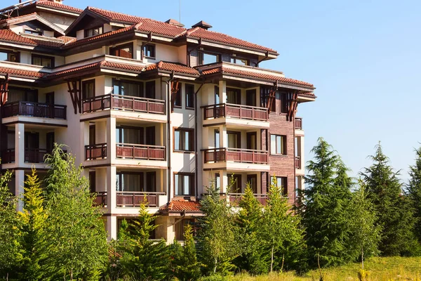 Fából készült chalet hotel házak és nyári hegyek panoráma bolgár síközpontjában, Bansko, Bulgária — Stock Fotó
