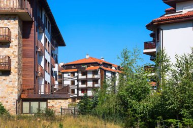 Ahşap chalet hotel evleri ve yaz dağlar panorama Bansko, Bulgaristan, Bulgaristan Kayak merkezinde