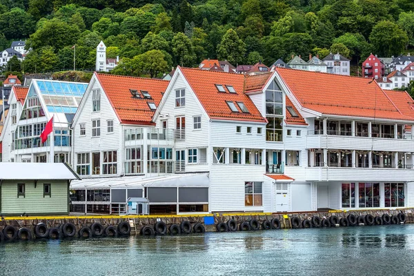 Bergen, Noruega vista do centro da cidade com Bryggen — Fotografia de Stock