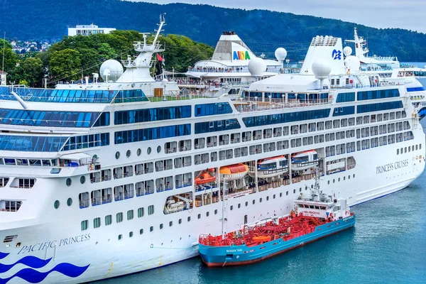 Bergen, Noruega puerto y crucero — Foto de Stock