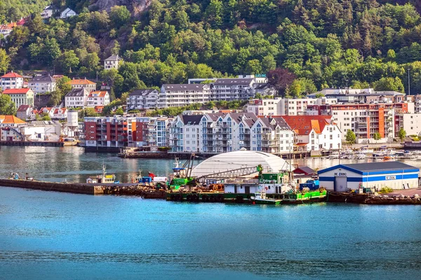 Мбаппе, вид норвежского города с портом — стоковое фото