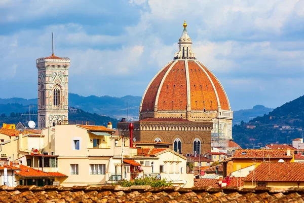 Vista aérea, torres de Florencia, Italia con Duomo — Foto de Stock