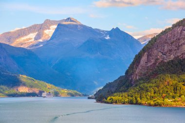 Norveç fiyordu günbatımı panorama, dağ manzarası