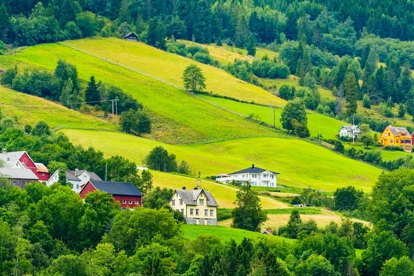Norsko, vesnice Olden letní krajina — Stock fotografie