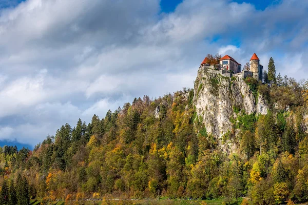 Castillo medieval en el lago Bled en Eslovenia — Foto de Stock