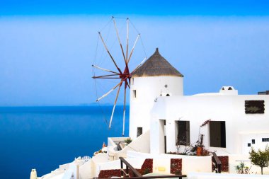 Yunanistan 'ın Santorini adasındaki Oia rüzgar gülü