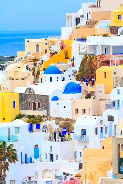 Oia kerk en huis in Santorini, Griekenland — Stockfoto