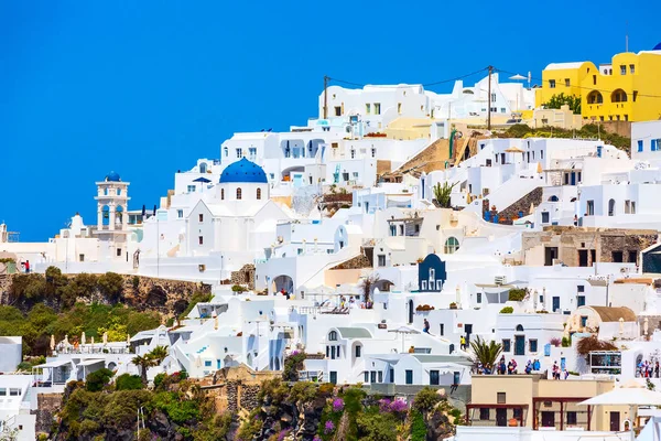Kerk en huizen in Santorini, Griekenland — Stockfoto