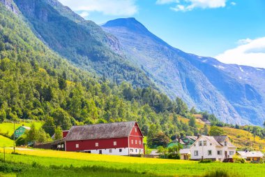 Norveç, Olden kırmızı ev ve dağlar manzara