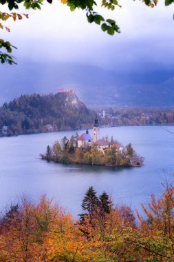 Bled, Slovenya sonbahar görünümü ile kilise