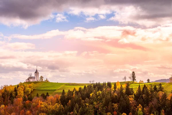 Kyrkan på toppen av kullen i Slovenien landsbygden — Stockfoto