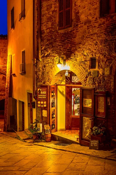 Winiarnia nocą w Montepulcino, Toskania, Włochy — Zdjęcie stockowe