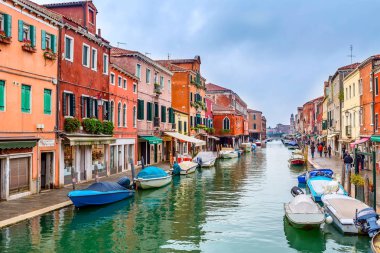 Murano adasındaki Kanal ve tekneler, İtalya