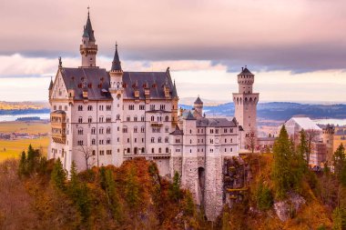 Neuschwanstein Şatosu gün batımı görünümü, Almanya