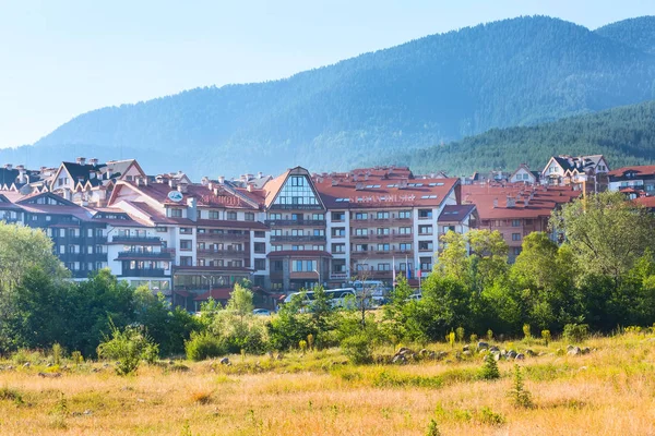 Casas de hotel chalet de madera y panorama de las montañas de verano en la estación de esquí bulgaro Bansko, Bulgaria — Foto de Stock