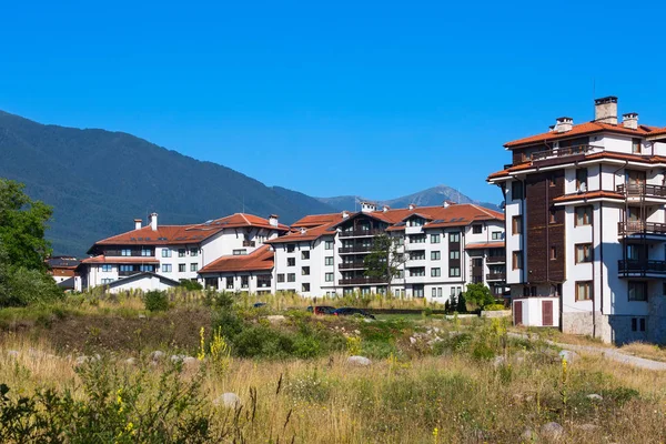 Hölzerne Chalet-Hotel-Häuser und Sommer-Bergpanorama im bulgarischen Skigebiet bansko, Bulgarien — Stockfoto