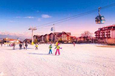Kayak merkezi Bansko, Bulgaristan, insanlar, kayak asansörü