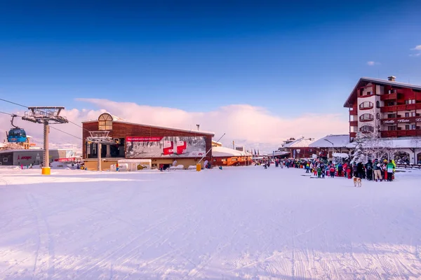 Kayak merkezi Bansko, Bulgaristan, insanlar kuyrukta