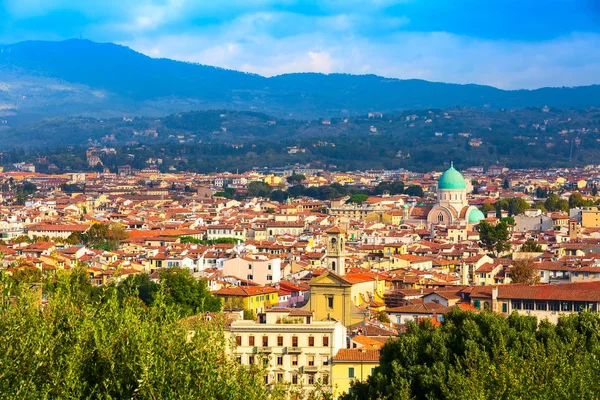 Antenn syn på blomning, italy — Stockfoto