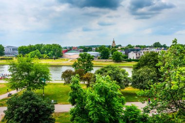 Polonya 'nın Krakow kentindeki Vistula Nehri ufuk çizgisi manzarası