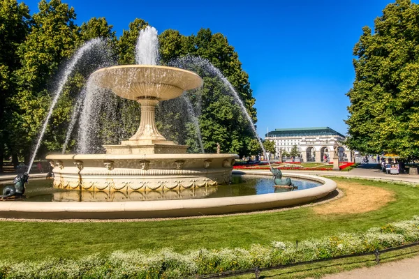 Varsóvia, Polónia, fonte e esculturas em Saxon Garden — Fotografia de Stock