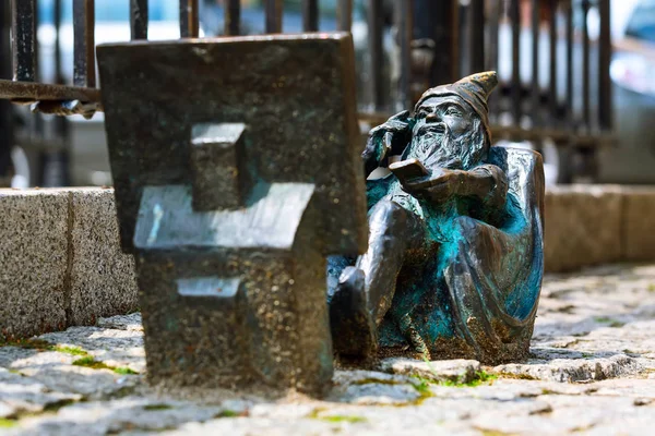 Dwarf gnome with TV sculpture, Wroclaw, Poland — Stock Photo, Image