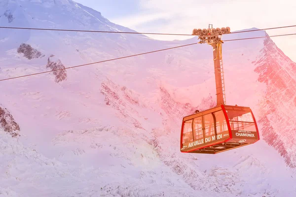 Coucher de soleil Alpes, téléphérique, sommets enneigés — Photo