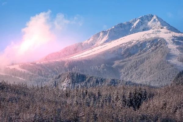 バンスコ、ブルガリアの夕日の斜面、雪山のピーク — ストック写真