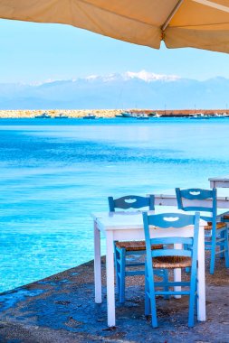 Peloponnese'de deniz, kafe masaları ve kar dağları, Yunanistan
