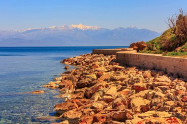 Deniz, kale, kar dağları, Mora, Yunanistan