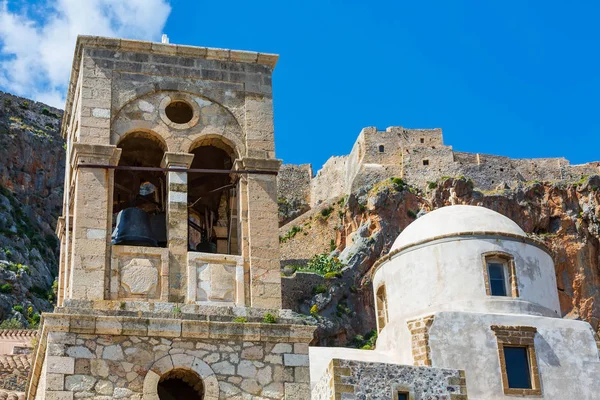 Monemvasia casas e iglesia, Peloponeso, Grecia — Foto de Stock