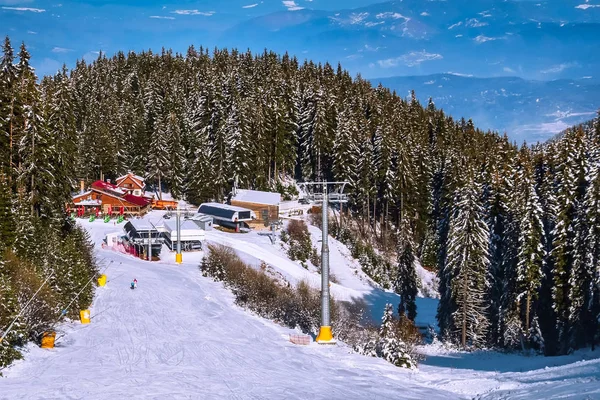 Skidbacke i Bansko, Bulgarien och skidåkare — Stockfoto