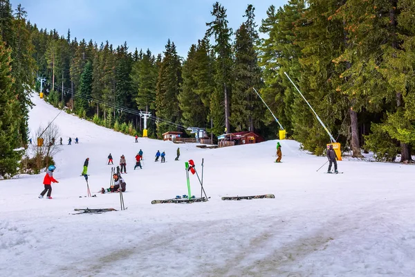 Skidorten Bansko, Bulgarien, skidåkare, bergen — Stockfoto