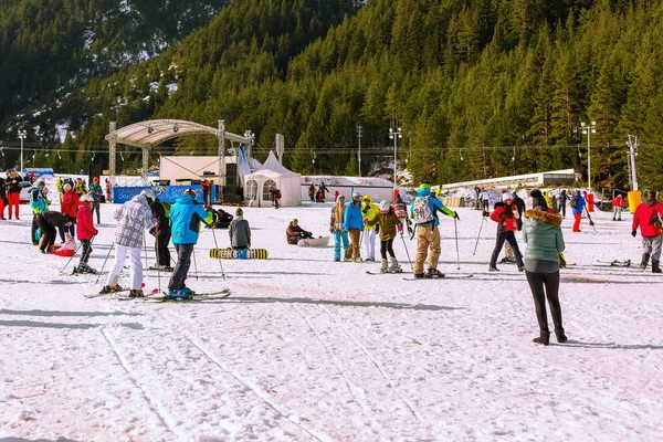 Estância de esqui Bansko, Bulgária, pessoas, vista montanha — Fotografia de Stock