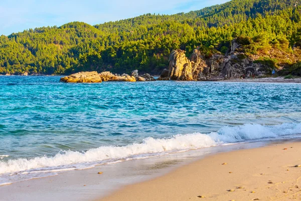 Felsen und Meer in Vourvourou, Chalkidiki, Griechenland — Stockfoto